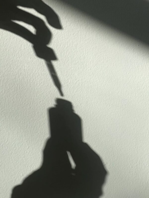 shadow of hair oil
