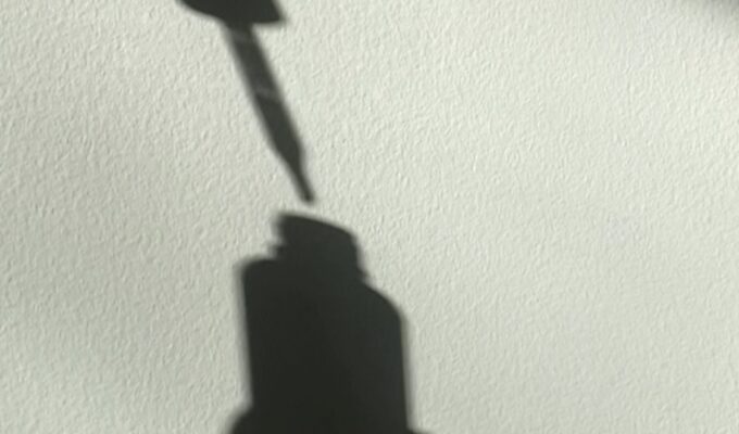 shadow of hair oil